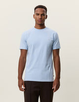 Les Deux Core Seasonal T-shirt i Cashmere Blue lyseblå – model set forfra