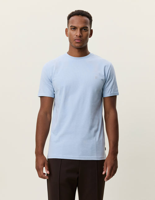Les Deux Core Seasonal T-shirt i Cashmere Blue lyseblå – model set forfra