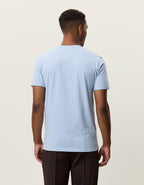 Les Deux Core Seasonal T-shirt i Cashmere Blue lyseblå set bagfra
