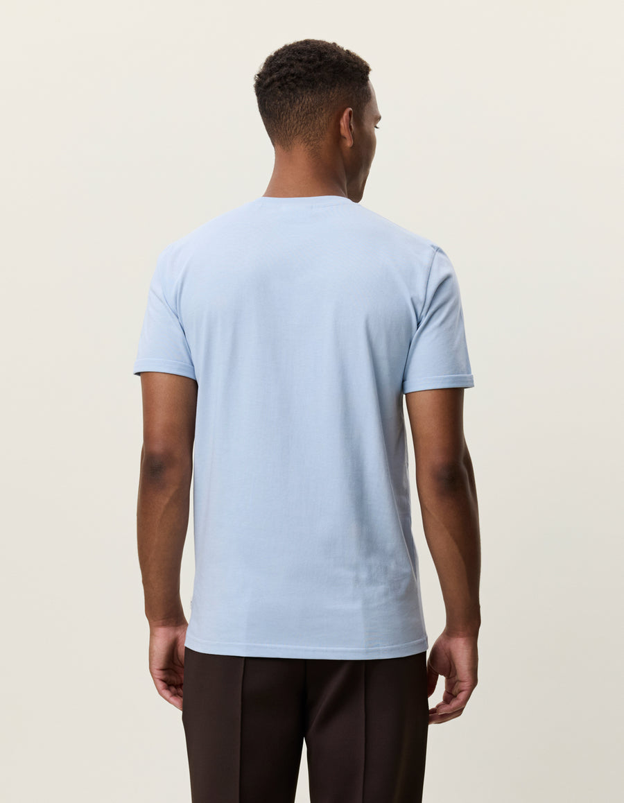 Les Deux Core Seasonal T-shirt i Cashmere Blue lyseblå set bagfra