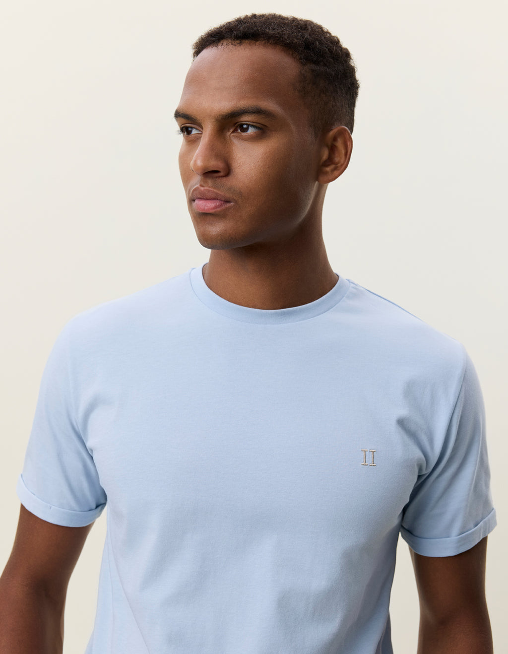Nærbillede af Les Deux Core Seasonal T-shirt i Cashmere Blue lyseblå