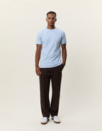 Les Deux Core Seasonal T-shirt i Cashmere Blue lyseblå på model – helfigur