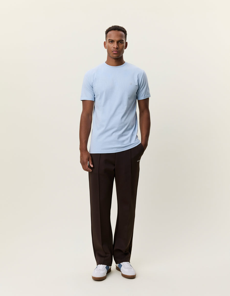 Les Deux Core Seasonal T-shirt i Cashmere Blue lyseblå på model – helfigur