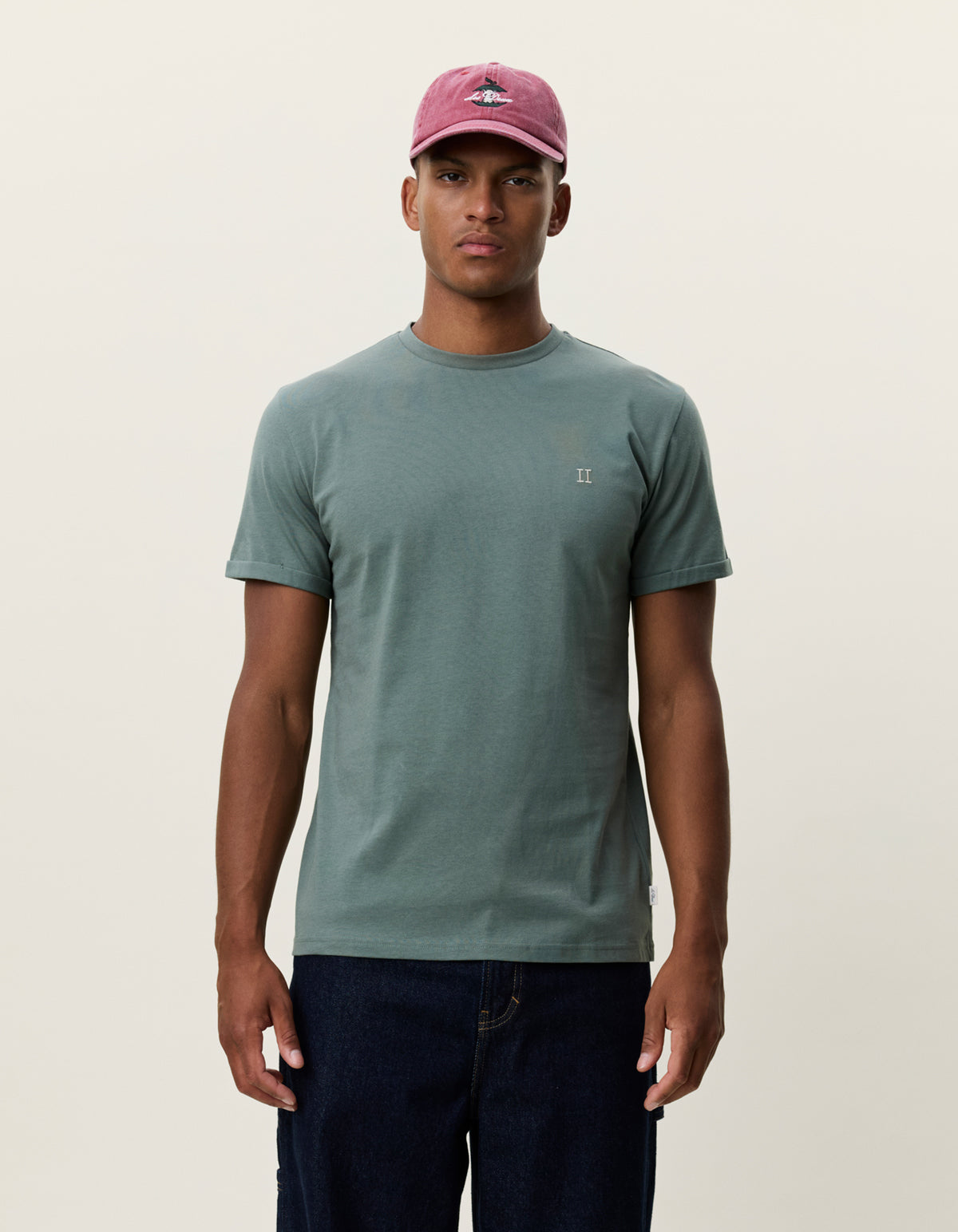 Les Deux Core Seasonal T-shirt i Laurel Wreath Green – model set forfra