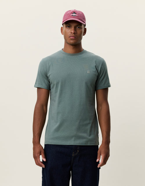 Les Deux Core Seasonal T-shirt i Laurel Wreath Green – model set forfra