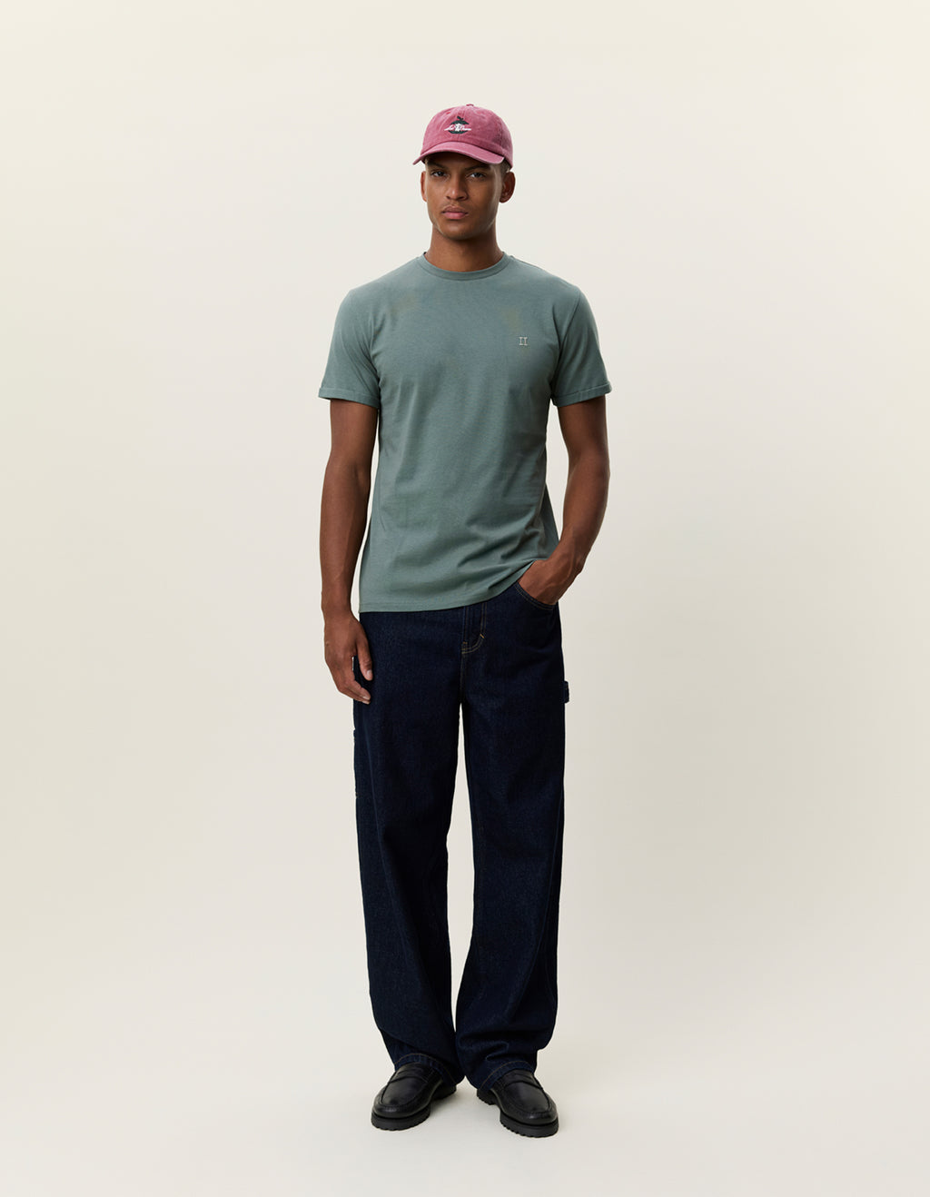 Les Deux Core Seasonal T-shirt i Laurel Wreath Green på model – helfigur