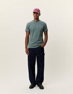 Les Deux Core Seasonal T-shirt i Laurel Wreath Green på model – helfigur