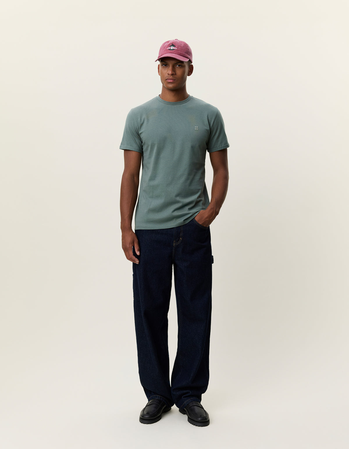 Les Deux Core Seasonal T-shirt i Laurel Wreath Green på model – helfigur