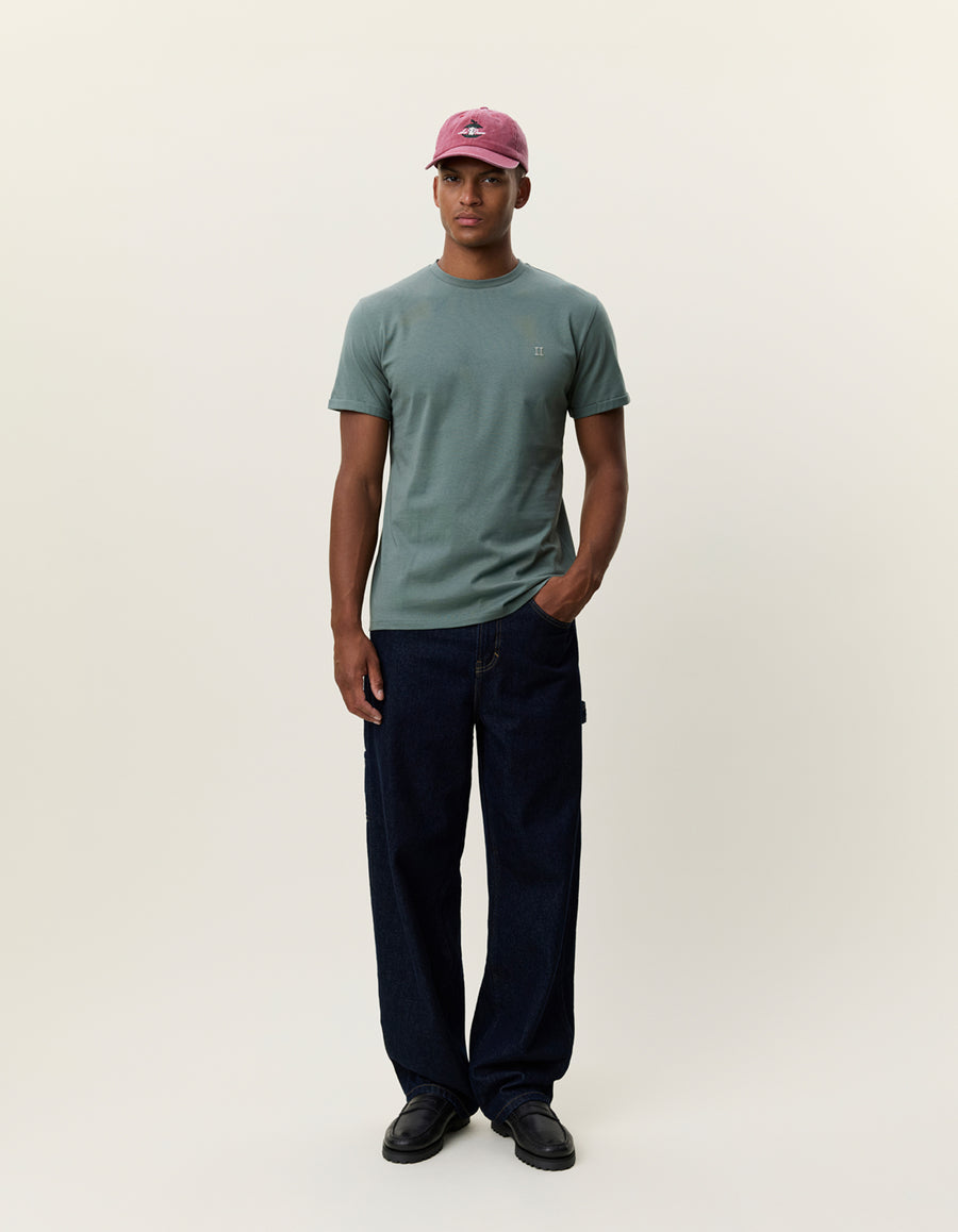Les Deux Core Seasonal T-shirt i Laurel Wreath Green på model – helfigur
