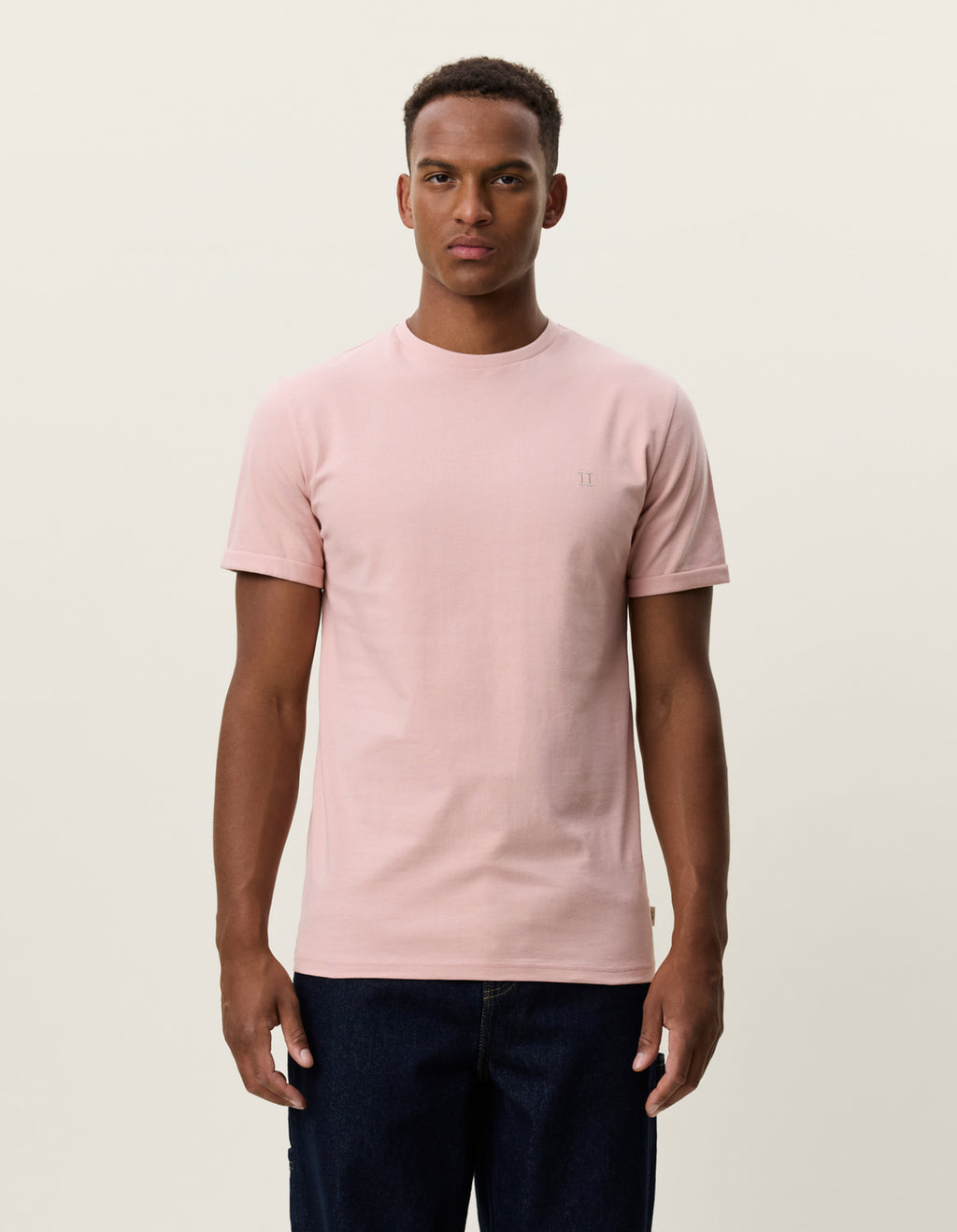 Les Deux Core Seasonal T-shirt i Misty Rose lyserød – model set forfra