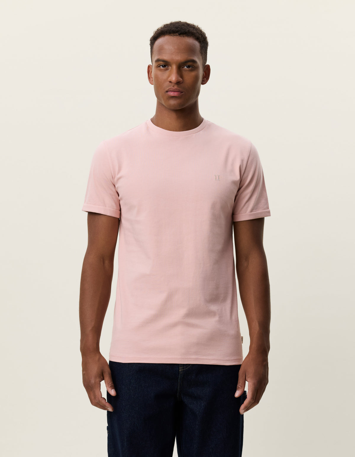 Les Deux Core Seasonal T-shirt i Misty Rose lyserød – model set forfra