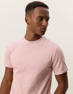 Nærbillede af Les Deux Core Seasonal T-shirt i Misty Rose lyserød