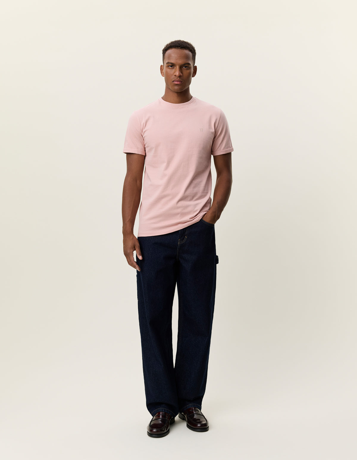 Les Deux Core Seasonal T-shirt i Misty Rose lyserød på model – helfigur