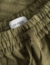 Indlæs billede til gallerivisning Les Deux Lesley Paisley Shorts Surplus Green - Supermen.dk
