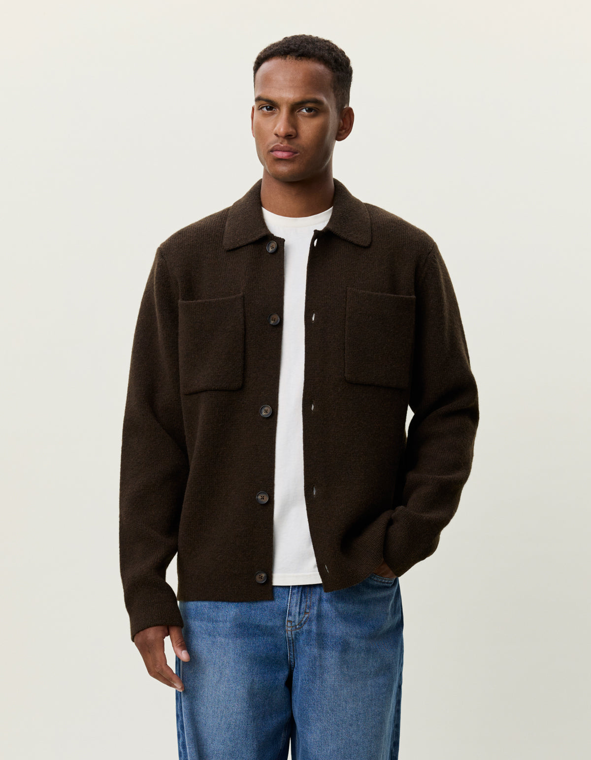 Les Deux Milano strikket overshirt i Delicioso brun – model set forfra