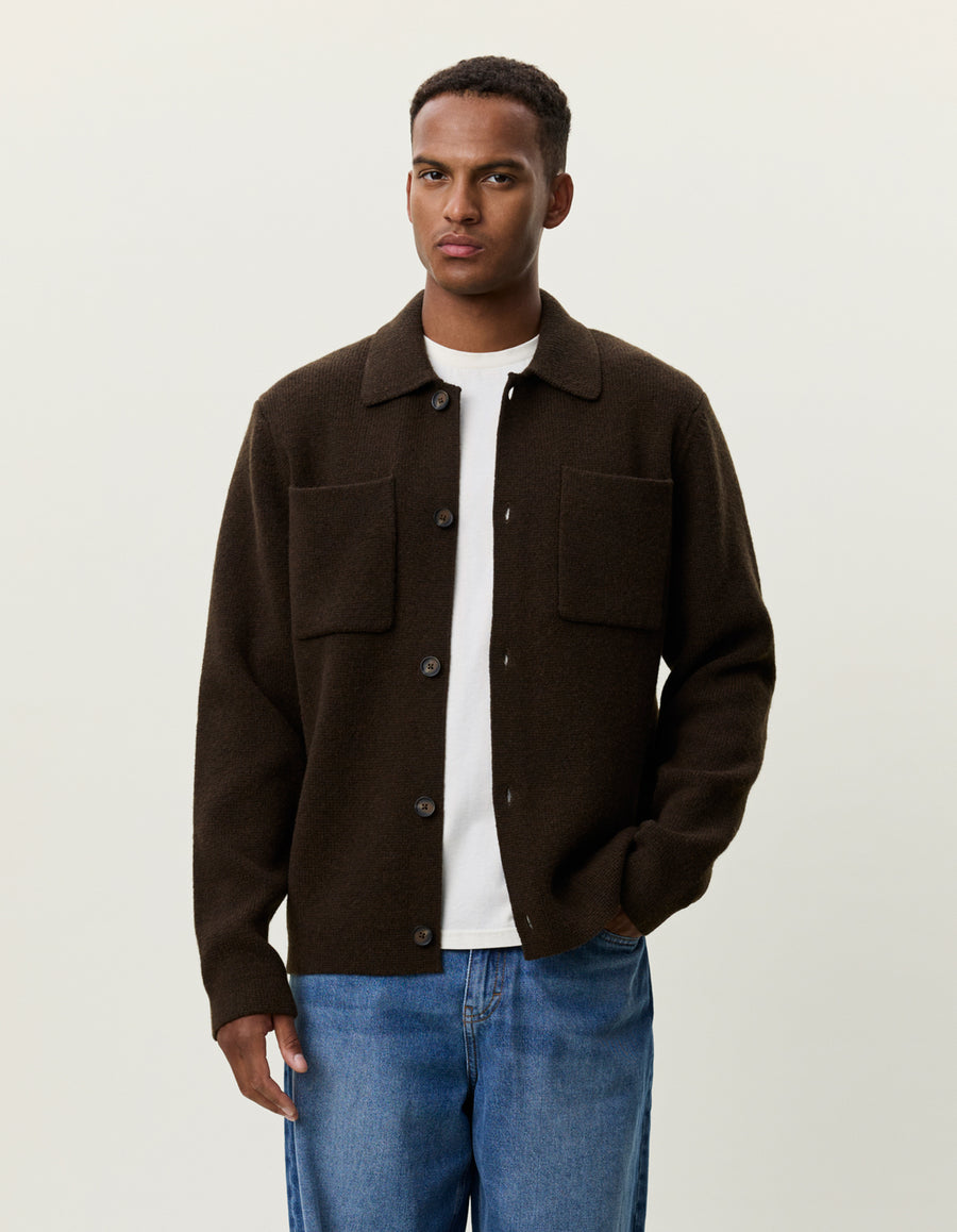 Les Deux Milano strikket overshirt i Delicioso brun – model set forfra