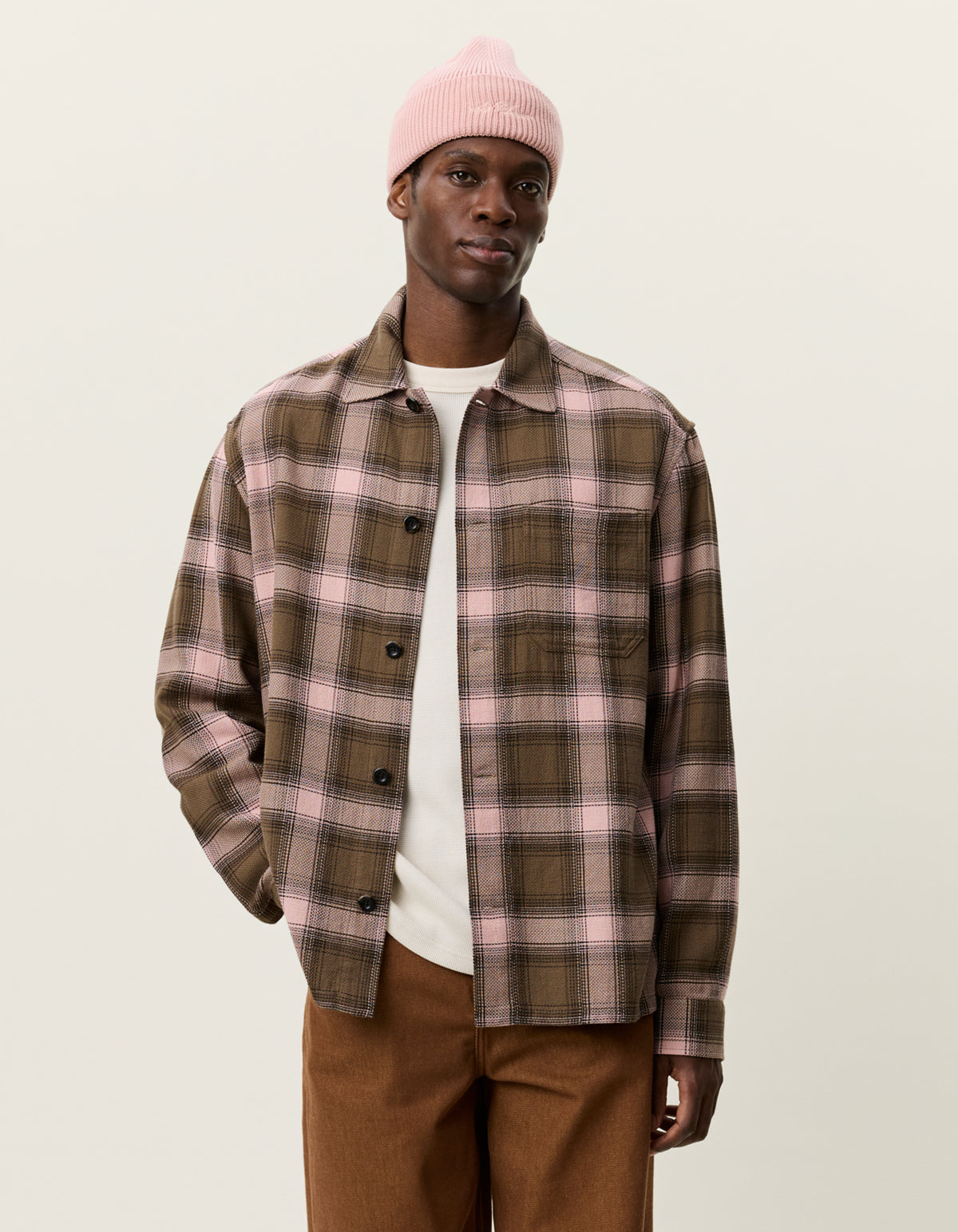 Les Deux Shadowcheck overshirt i Teak Brown ternet – model set forfra