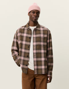 Les Deux Shadowcheck overshirt i Teak Brown ternet – model set forfra