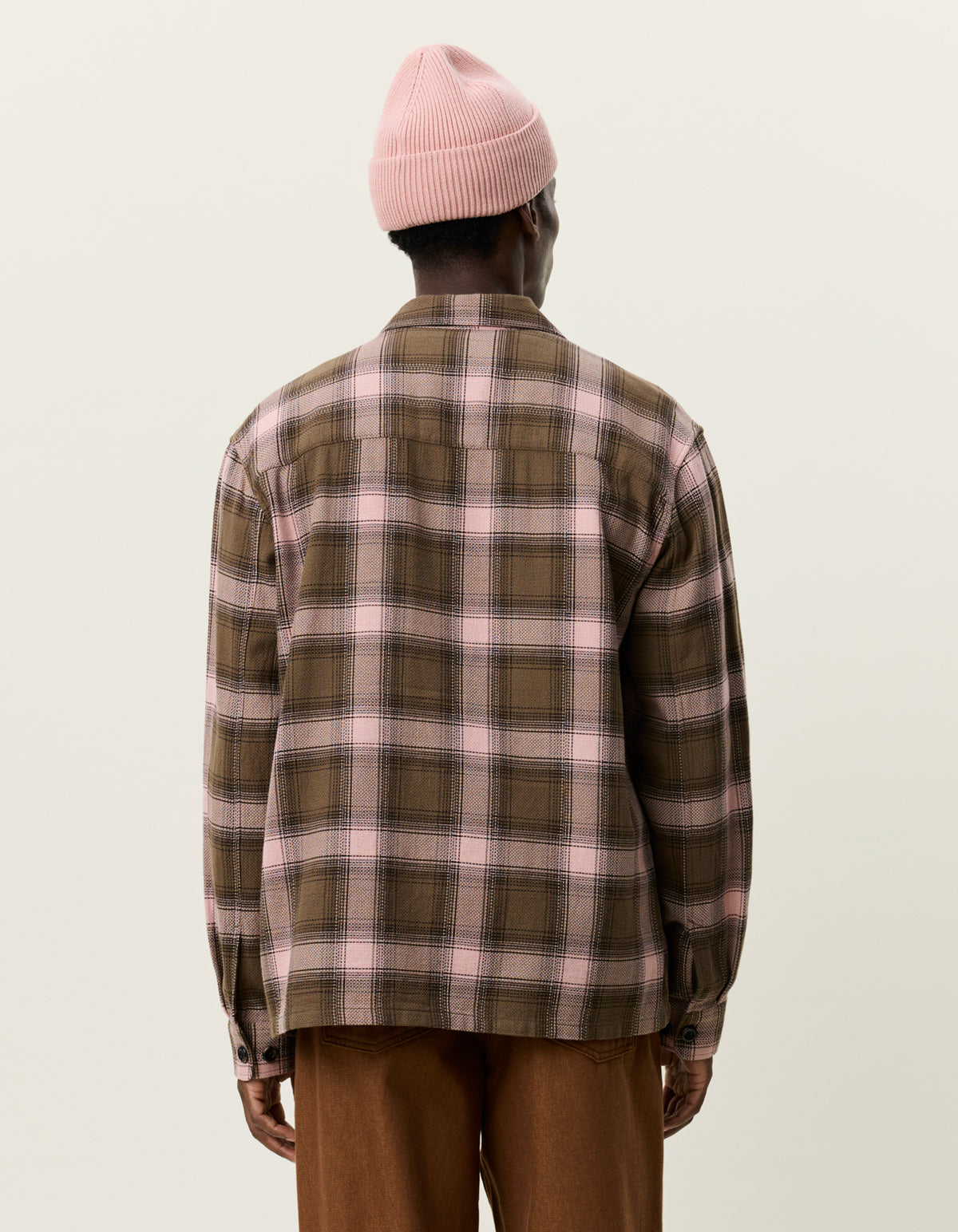 Les Deux Shadowcheck overshirt i Teak Brown ternet set bagfra