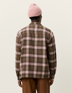Les Deux Shadowcheck overshirt i Teak Brown ternet set bagfra