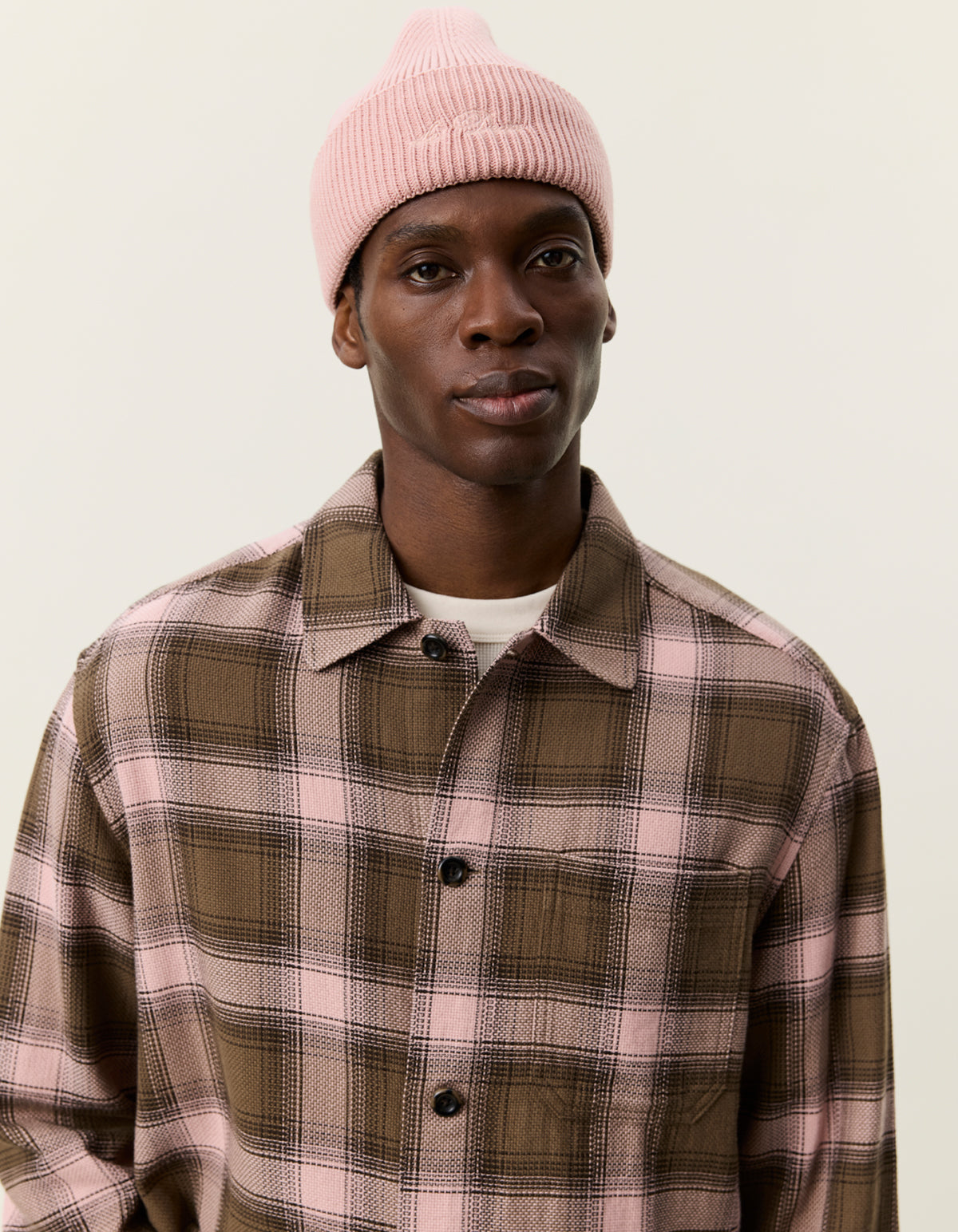 Nærbillede af model med hue i Les Deux Shadowcheck overshirt i Teak Brown ternet