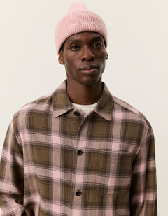 Nærbillede af model med hue i Les Deux Shadowcheck overshirt i Teak Brown ternet