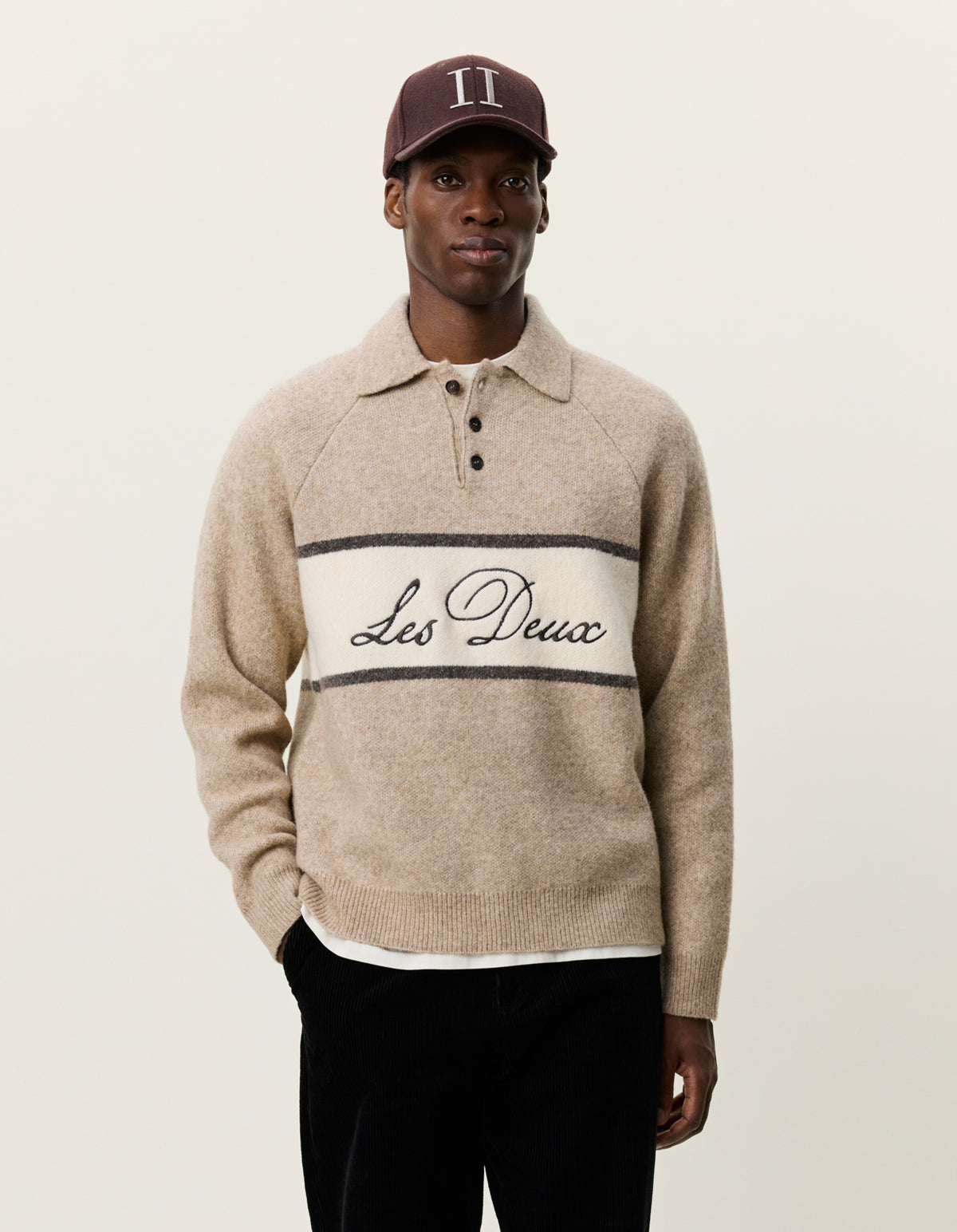 Les Deux Signature melange strikpolo i Dark Sand melange med logostribe – model set forfra