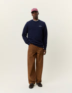Les Deux Signature print sweatshirt i Dark Navy stylet med brune bukser – helfigur