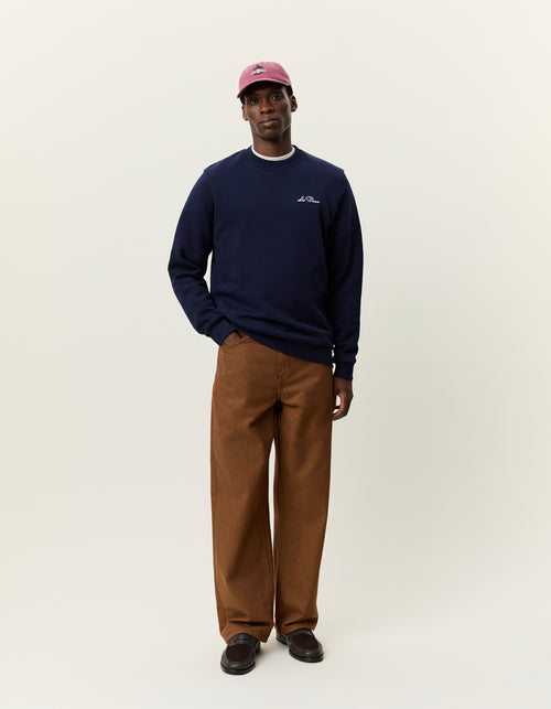 Les Deux Signature print sweatshirt i Dark Navy stylet med brune bukser – helfigur