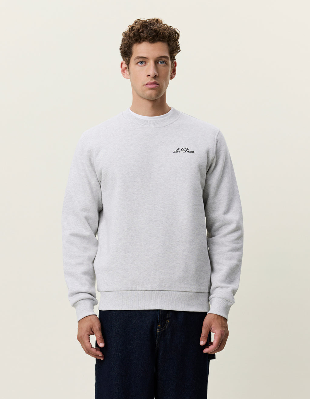 Les Deux Signature print sweatshirt i Snow Melange lysegrå – model set forfra