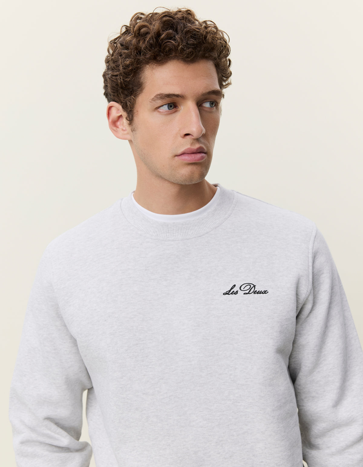 Nærbillede af brystlogo på Les Deux Signature print sweatshirt i Snow Melange lysegrå