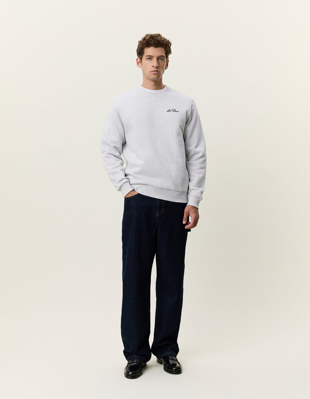 Les Deux Signature print sweatshirt i Snow Melange lysegrå på model – helfigur