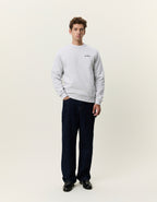 Les Deux Signature print sweatshirt i Snow Melange lysegrå på model – helfigur