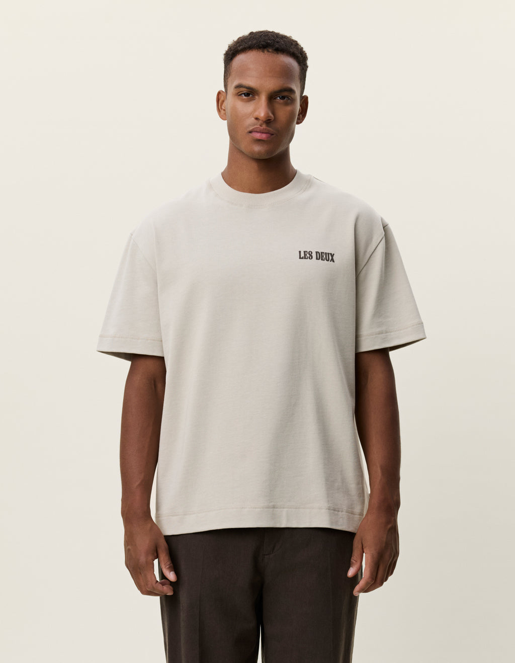 Les Deux Woods heavyweight T-shirt i Light Sand med rygprint – model set forfra