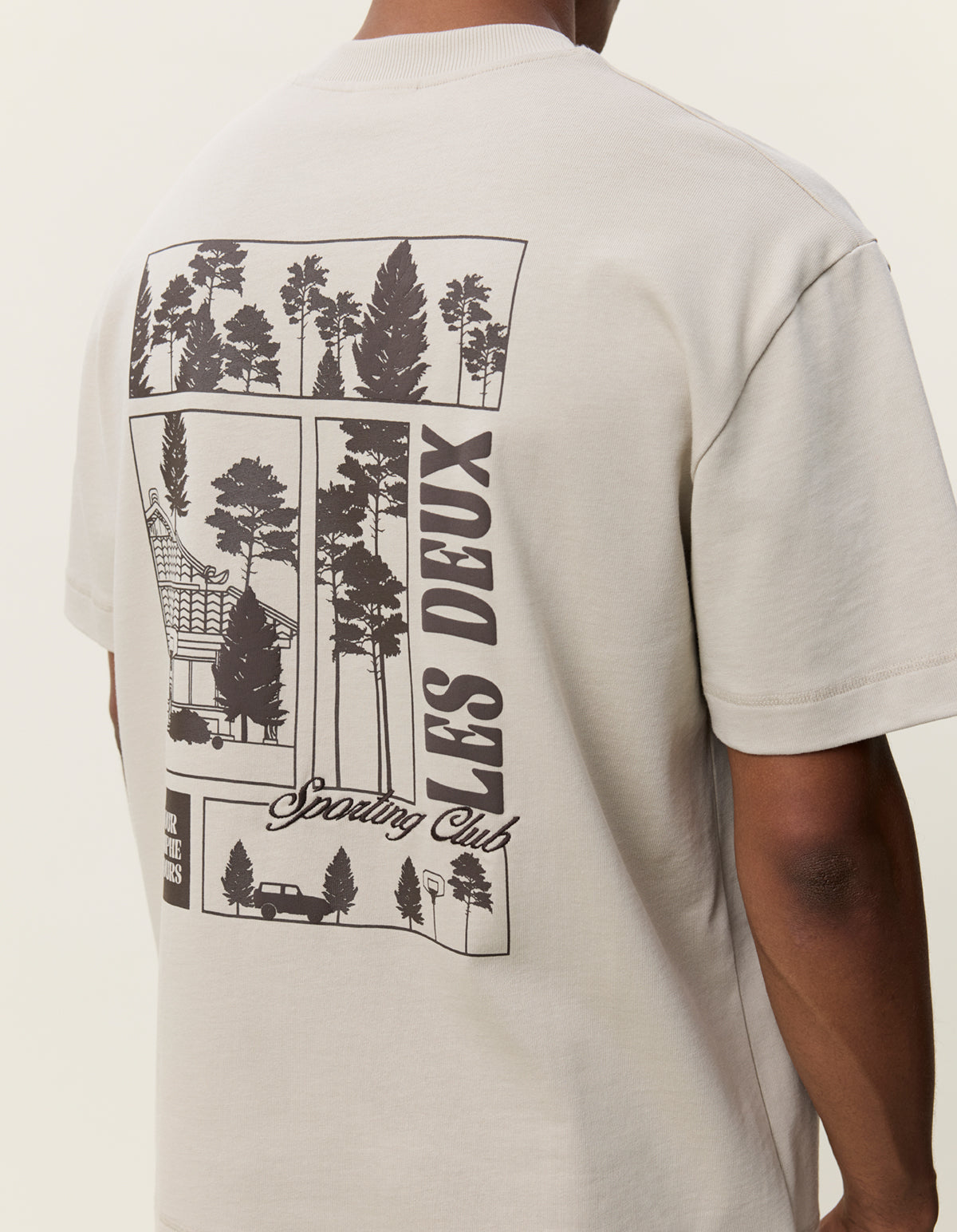 Nærbillede af skovprint på ryggen af Les Deux Woods heavyweight T-shirt i Light Sand med rygprint