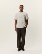 Les Deux Woods heavyweight T-shirt i Light Sand med rygprint på model – helfigur