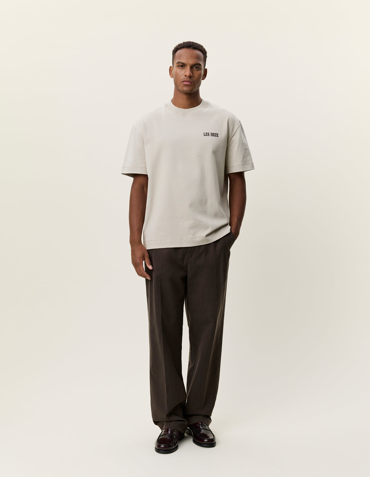 Les Deux Woods heavyweight T-shirt i Light Sand med rygprint på model – helfigur