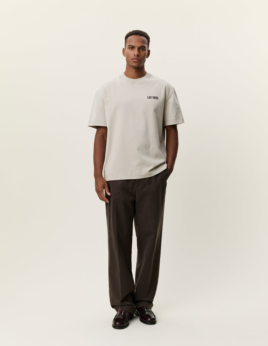 Les Deux Woods heavyweight T-shirt i Light Sand med rygprint på model – helfigur