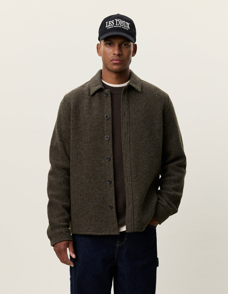 Les Deux bouclé overshirt i uld i Duffel Bag grøn – model set forfra