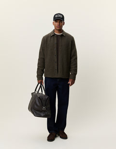 Les Deux bouclé overshirt i uld i Duffel Bag grøn stylet med jeans og taske – helfigur