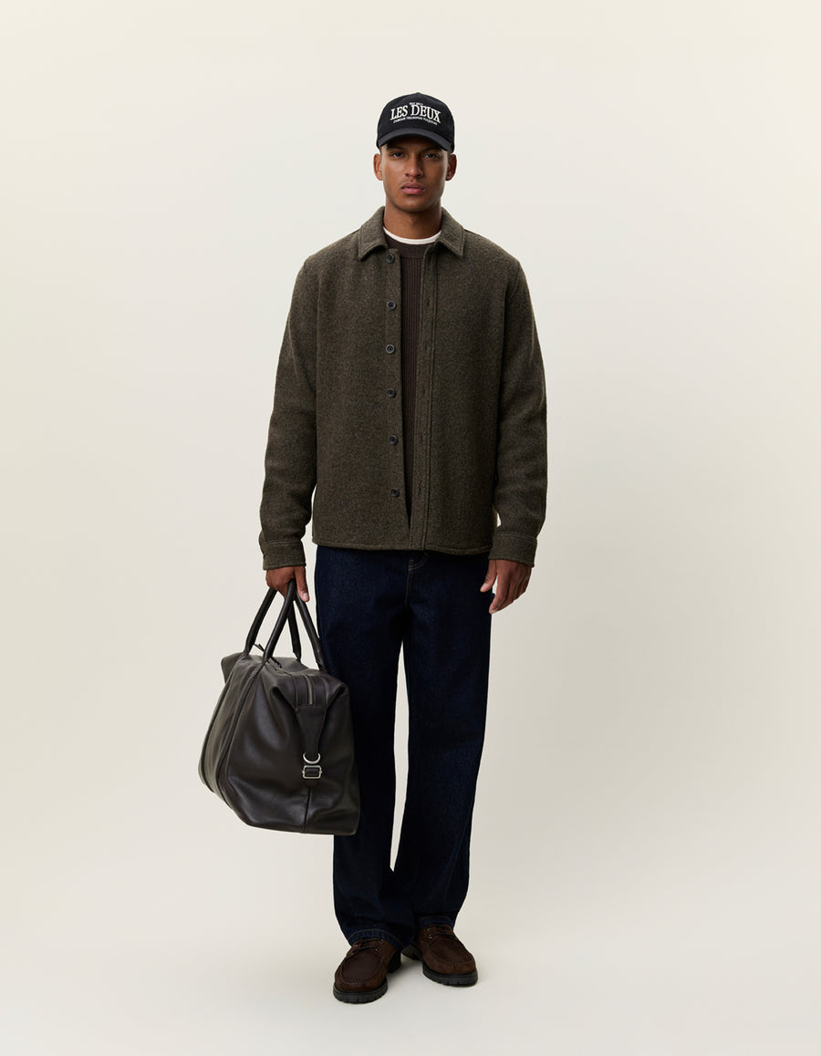 Les Deux bouclé overshirt i uld i Duffel Bag grøn stylet med jeans og taske – helfigur