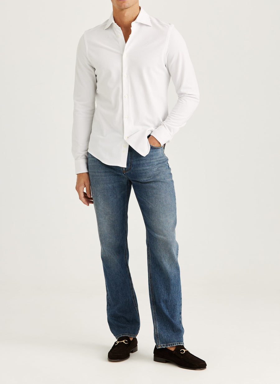 Morris Camden pique skjorte i hvid stylet med jeans – helfigur