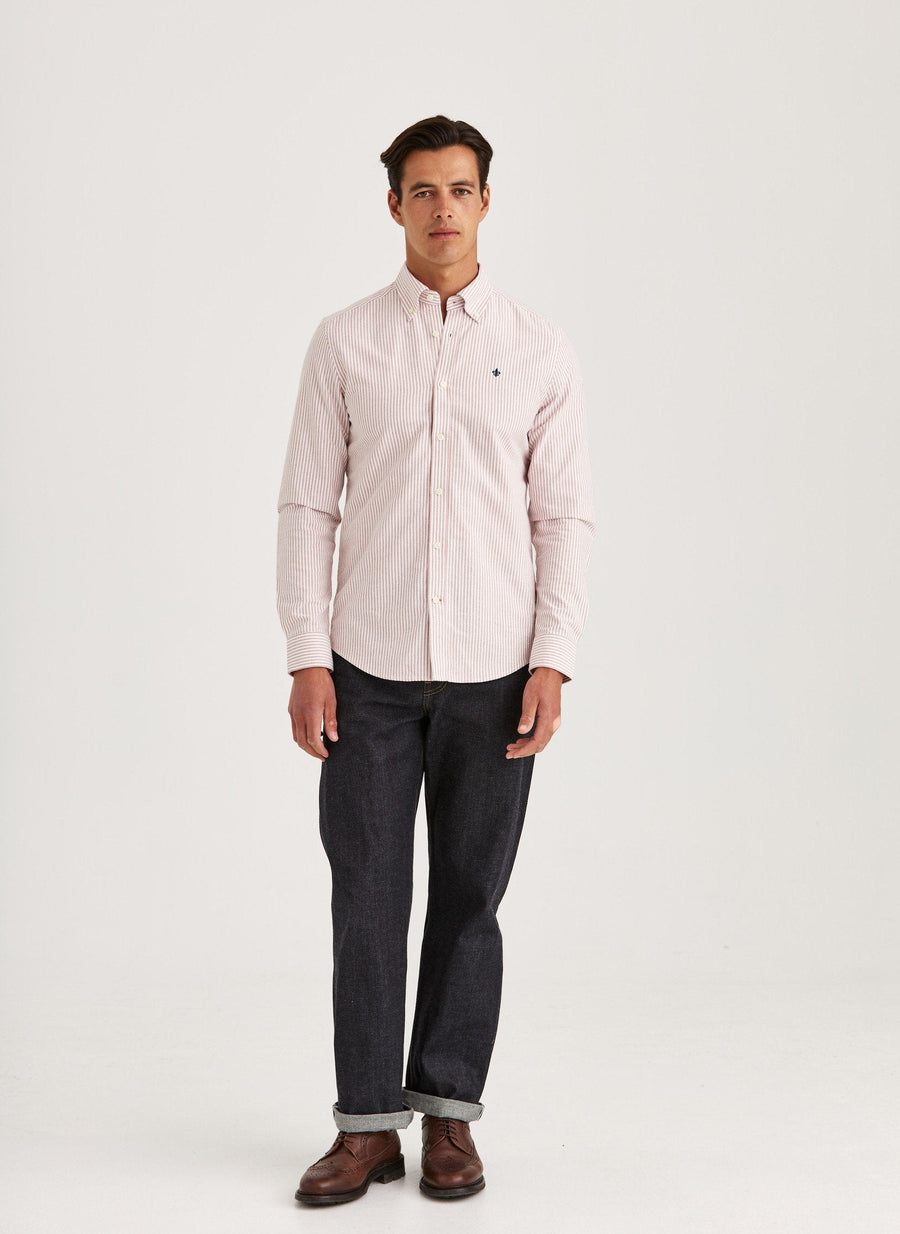Morris Douglas Slim Fit Oxford skjorte med røde striber på model – helfigur