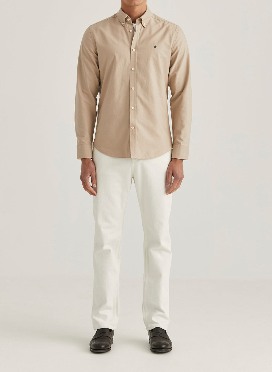 Morris Douglas Slim Fit skjorte i khaki stylet med hvide bukser – helfigur