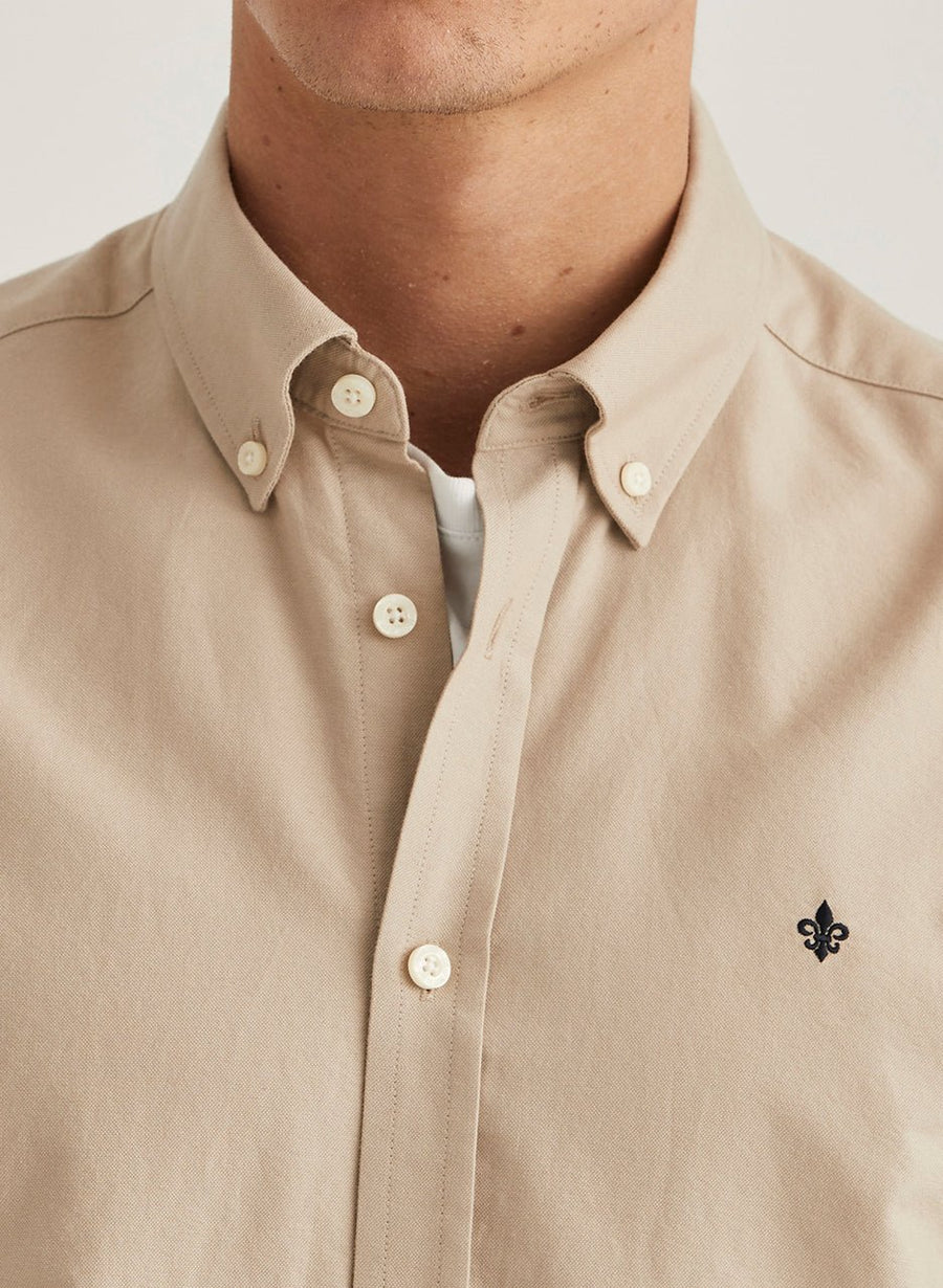 Nærbillede af button-down krave på Morris Douglas Slim Fit skjorte i khaki