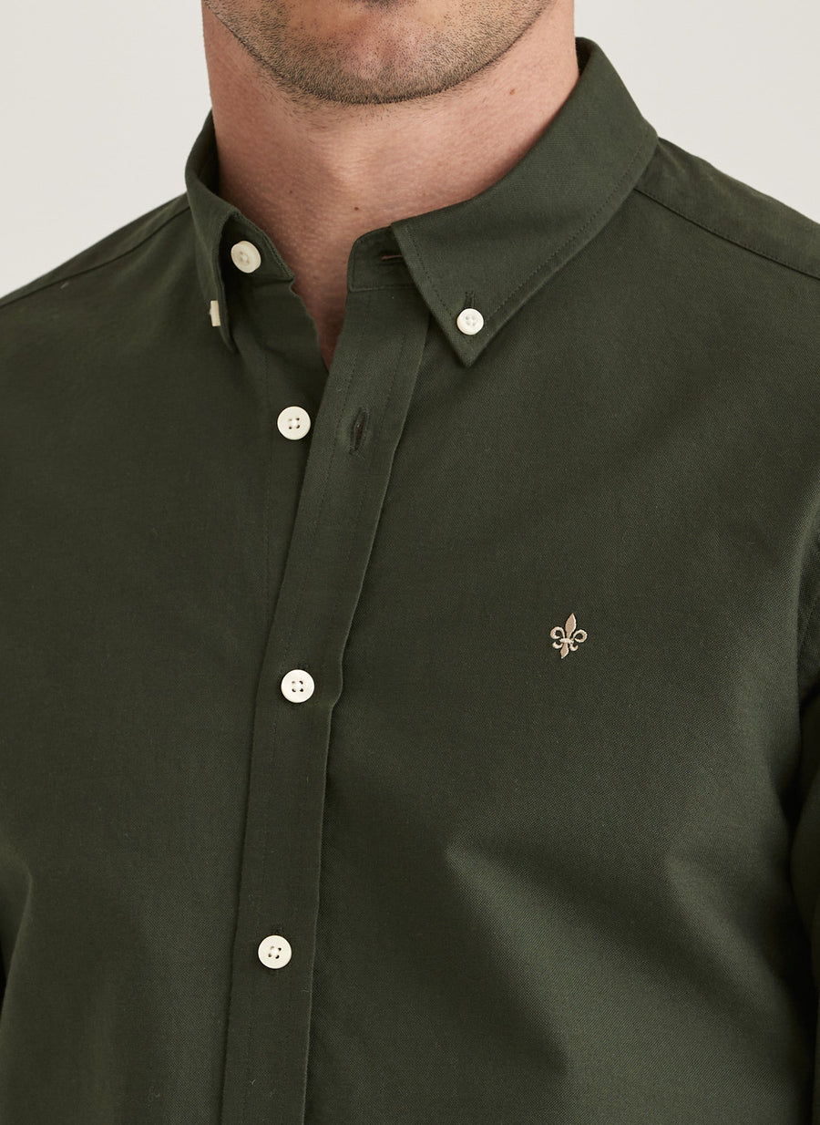Nærbillede af button-down krave på Morris Douglas Slim Fit skjorte i oliven
