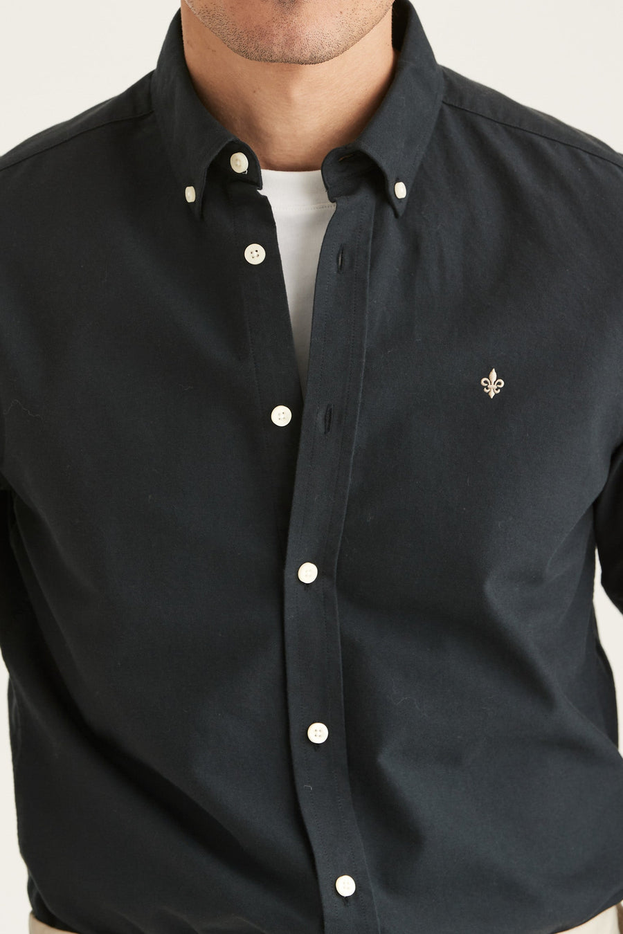 Nærbillede af button-down krave på Morris Douglas Slim Fit skjorte i sort