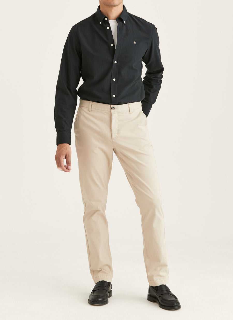 Morris Douglas Slim Fit skjorte i sort stylet med lyse bukser – helfigur