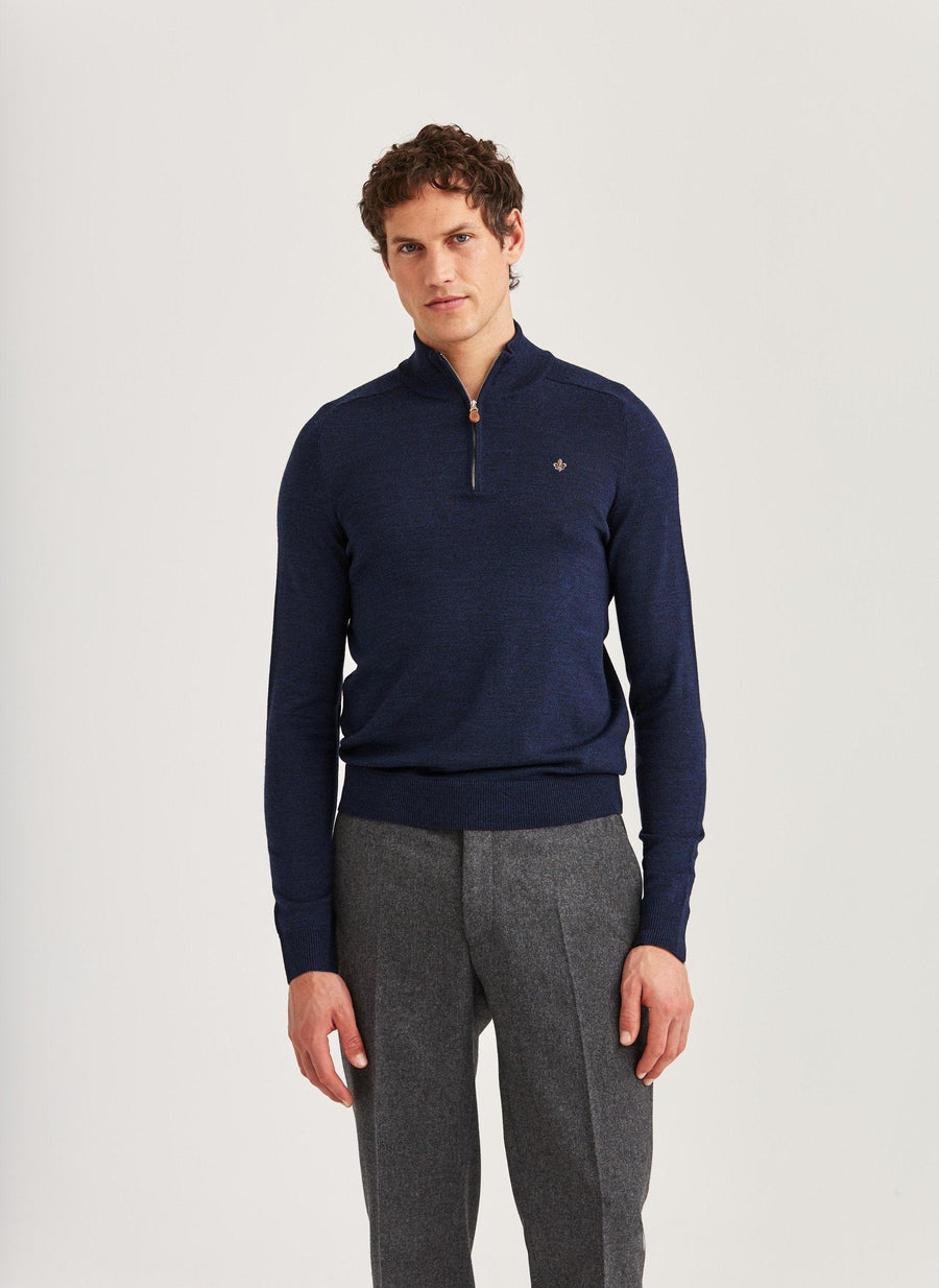 Morris John merino strik med halv lynlås i navy – model set forfra