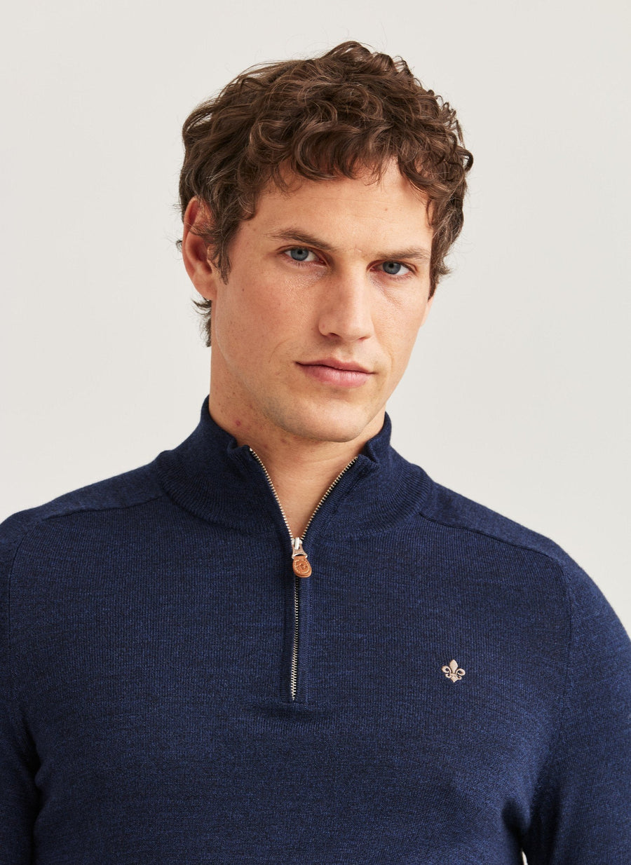 Nærbillede af lynlås og krave på Morris John merino strik med halv lynlås i navy